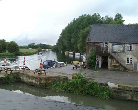 90 Riverside Pub